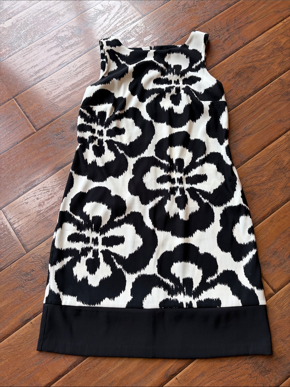AGB Black and White Floral Shift Dress